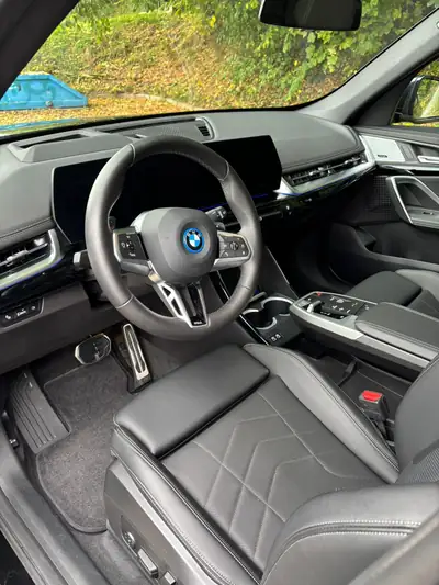 BMW X1 30e xDrive 2025 — SUV hybride rechargeable, 27'000 km, garantie constructeur 5 ans — intérieur