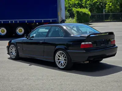 BMW 328i Coupé 1996 — Sportive rétro à moteur essence, 193 ch dynamiques — Heckansicht