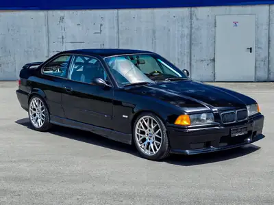 BMW 328i Coupé 1996 — Sportive rétro à moteur essence, 193 ch dynamiques — Außenansicht