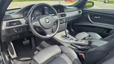 BMW 335i Cabriolet — Roadster sportif N55, entretien récent, véhicule d'été — tableau de bord