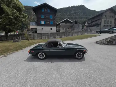 MG B Roadster 1974 — Icône British Racing Green, roadster vintage authentique — Seitenansicht
