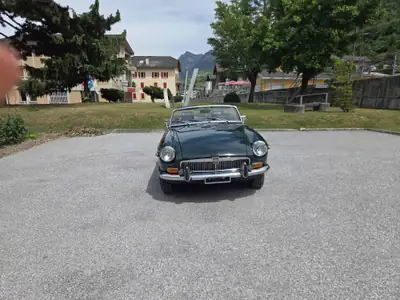 MG B Roadster 1974 — Icône British Racing Green, roadster vintage authentique — Innenraum