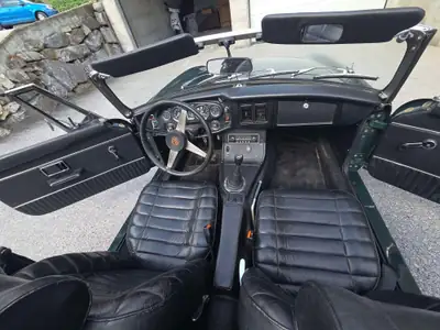 MG B Roadster 1974 — Icône British Racing Green, roadster vintage authentique — Miniatur 8
