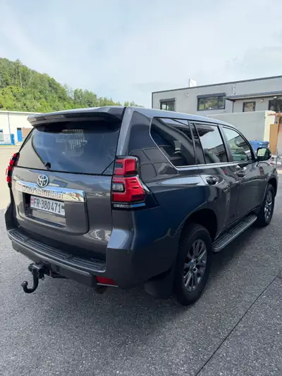 Toyota Land Cruiser 2.8 D 177 Premium — Le SUV robuste pour l'aventure, 145'000 km — arrière