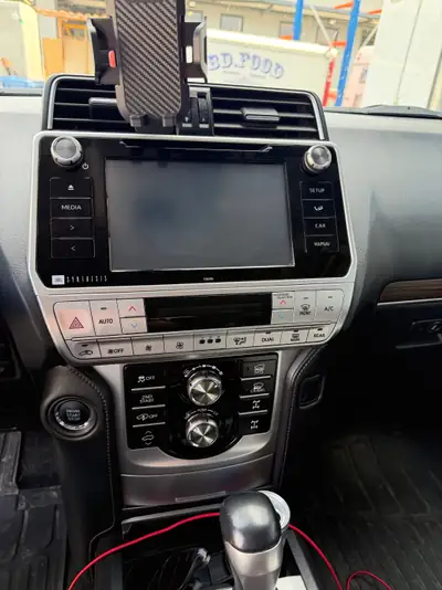 Toyota Land Cruiser 2.8 D 177 Premium — Le SUV robuste pour l'aventure, 145'000 km — tableau de bord