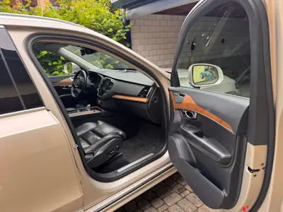 Volvo XC90 2.0 T8 Inscription — SUV 7 places hybride rechargeable avec Polestar Tuning — side view