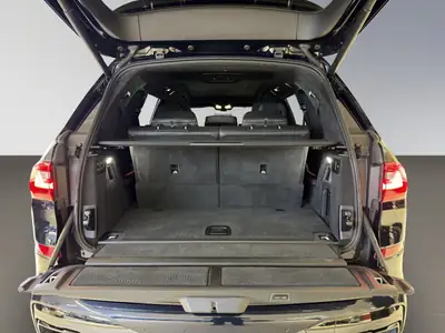 BMW X7 40d xDrive — SUV 7 places premium, motorisation MHEV efficiente — Heckansicht