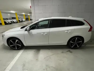 Volvo V60 D4 AWD R-Design — Break premium polyvalent, transmission intégrale et toit panoramique — côté