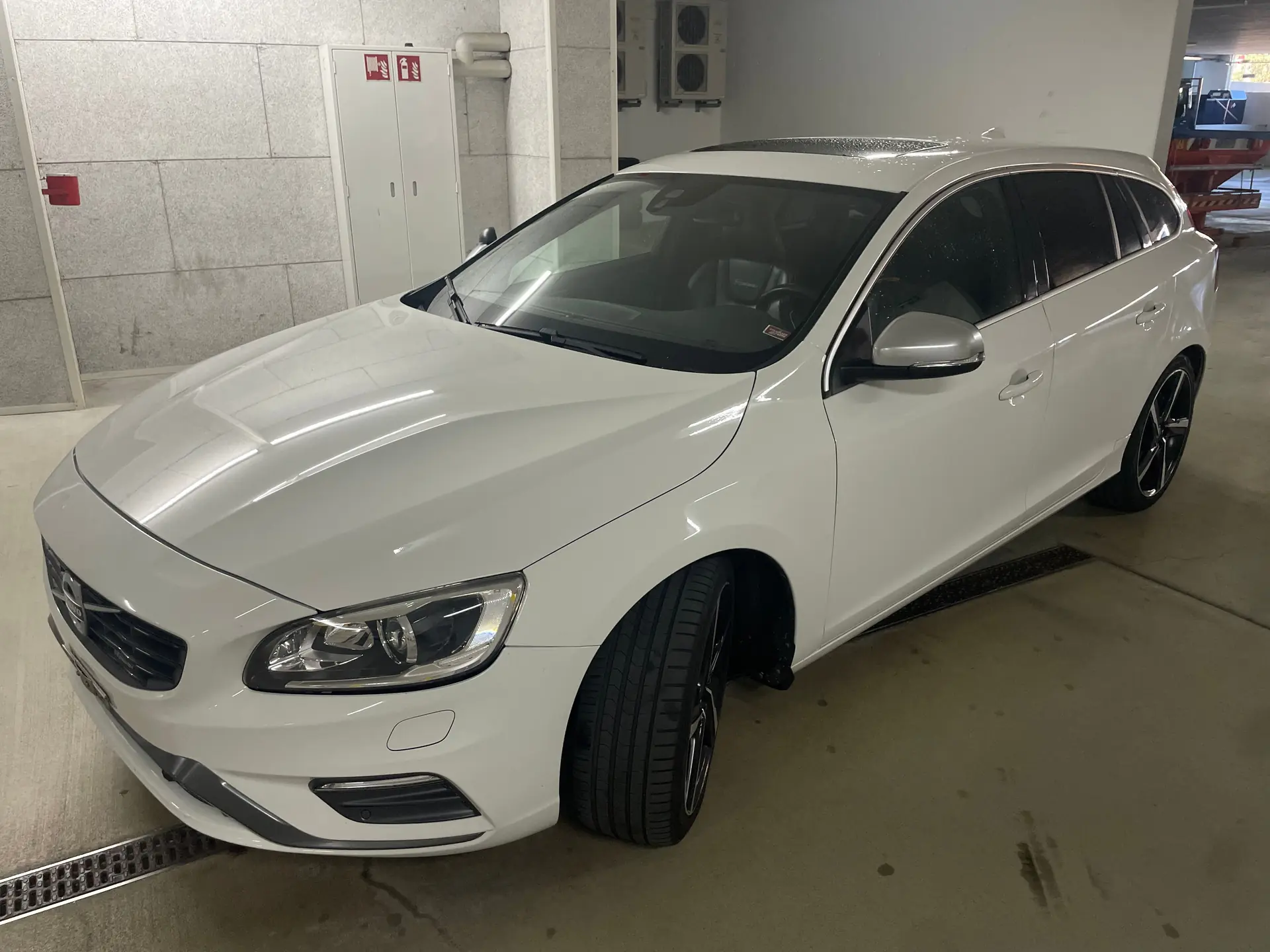 Volvo V60 D4 AWD R-Design — Break premium polyvalent, transmission intégrale et toit panoramique — vue extérieure