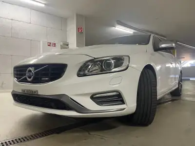Volvo V60 D4 AWD R-Design — Break premium polyvalent, transmission intégrale et toit panoramique — tableau de bord