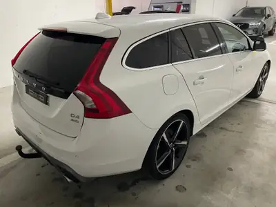 Volvo V60 D4 AWD R-Design — Break premium polyvalent, transmission intégrale et toit panoramique — intérieur