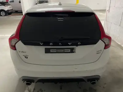 Volvo V60 D4 AWD R-Design — Break premium polyvalent, transmission intégrale et toit panoramique — détail