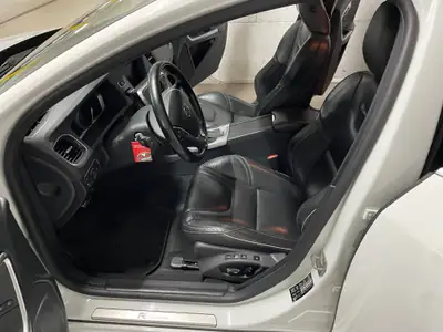 Volvo V60 D4 AWD R-Design — Break premium polyvalent, transmission intégrale et toit panoramique — Miniature 9