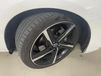 Volvo V60 D4 AWD R-Design — Break premium polyvalent, transmission intégrale et toit panoramique — Miniature 8