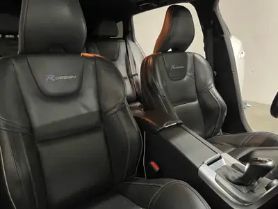 Volvo V60 D4 AWD R-Design — Break premium polyvalent, transmission intégrale et toit panoramique — Miniature 11