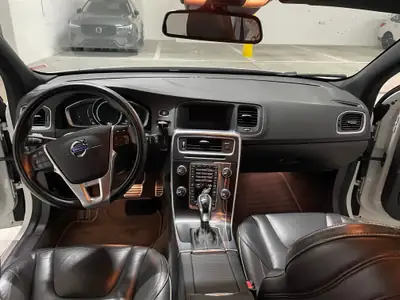 Volvo V60 D4 AWD R-Design — Break premium polyvalent, transmission intégrale et toit panoramique — Miniature 10