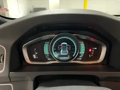 Volvo V60 D4 AWD R-Design — Break premium polyvalent, transmission intégrale et toit panoramique — Miniature 15