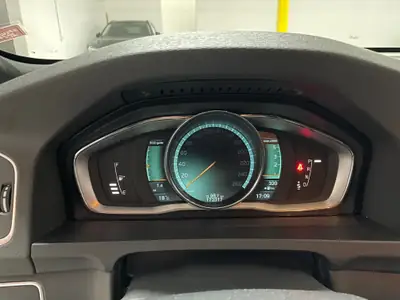 Volvo V60 D4 AWD R-Design — Break premium polyvalent, transmission intégrale et toit panoramique — Miniature 16