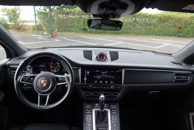 Porsche Macan PDK 245 ch — SUV sportif certifié, garantie Porsche jusqu'en 2027 — intérieur