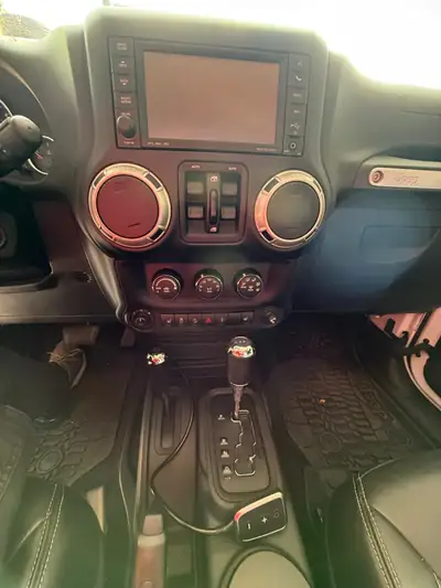 Jeep Wrangler 2.8 CRD Sahara Unlimited — SUV légendaire diesel, 53'700 km seulement — Miniature 17