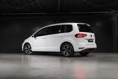 VW Touran 1.5 TSI EVO Highline — Monospace 7 places avec toit panoramique et régulateur adaptatif — côté