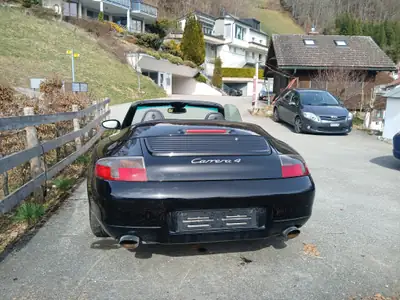 Porsche 911 Carrera 4 Cabriolet — Légende décapotable, 300 ch et transmission manuelle — arrière