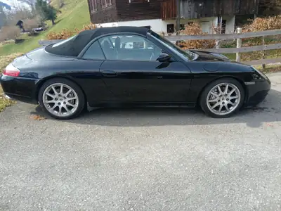 Porsche 911 Carrera 4 Cabriolet — Légende décapotable, 300 ch et transmission manuelle — côté