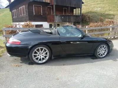 Porsche 911 Carrera 4 Cabriolet — Légende décapotable, 300 ch et transmission manuelle — vue extérieure