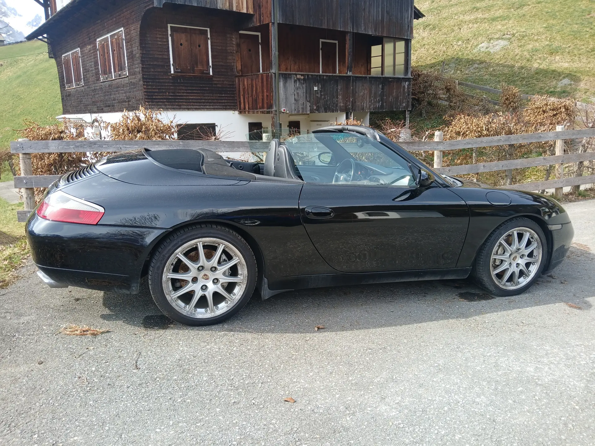 Porsche 911 Carrera 4 Cabriolet — Légende décapotable, 300 ch et transmission manuelle — vue extérieure