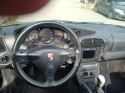 Porsche 911 Carrera 4 Cabriolet — Légende décapotable, 300 ch et transmission manuelle — détail