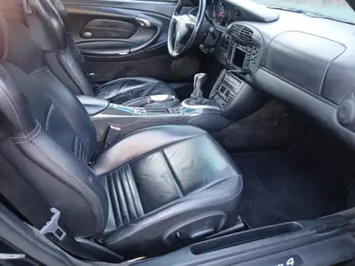 Porsche 911 Carrera 4 Cabriolet — Légende décapotable, 300 ch et transmission manuelle — tableau de bord