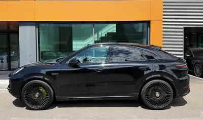 Porsche Cayenne Coupé 3.0 V6 E-Hybrid — SUV hybride rechargeable, 44 000 km seulement — side view