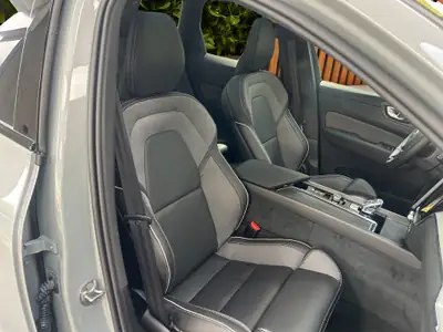 Volvo XC60 2.0 T6 TE Black Edition eAWD — Hybride rechargeable premium, seulement 20'000 km — Miniature 16