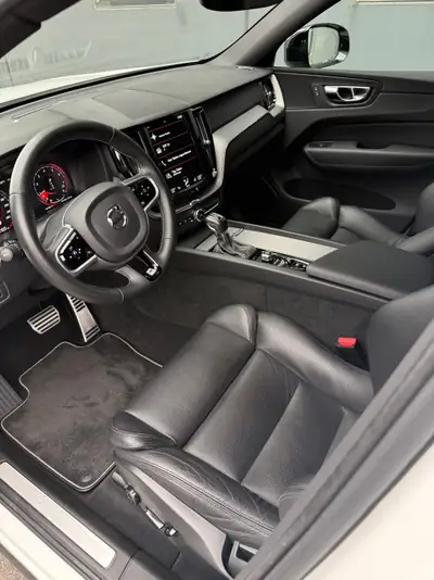 Volvo XC60 2.0 T5 R-Design AWD — SUV premium 250 ch, toutes saisons équipé — dashboard