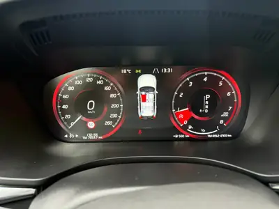 Volvo XC60 2.0 T5 R-Design AWD — SUV premium 250 ch, toutes saisons équipé — detail