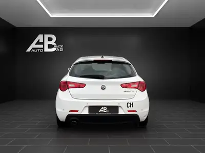 Alfa Romeo Giulietta 1.6 JTDM — Diesel efficient, entretien récent — interior