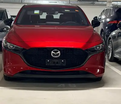 MAZDA 3 2.5 Turbo 250 PS AWD — Sportive compacte, traction intégrale et deux jeux de roues — fianco