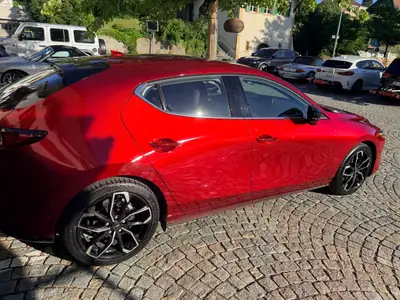 MAZDA 3 2.5 Turbo 250 PS AWD — Sportive compacte, traction intégrale et deux jeux de roues — vista posteriore
