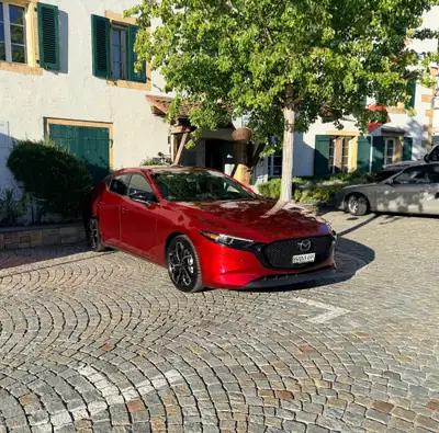 MAZDA 3 2.5 Turbo 250 PS AWD — Sportive compacte, traction intégrale et deux jeux de roues — vista esterna
