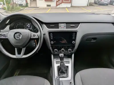 Skoda Octavia Combi 1.4 TSI — Monospace pratique, moteur dynamique et entretien récent — side view