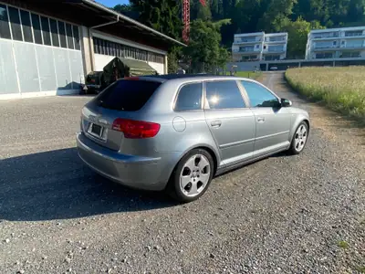 Audi A4 3.2 Quattro — Berline sportive 2005, traction intégrale et 255 ch — côté