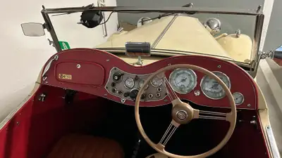 MG TD 1951 — Cabriolet anglais vintage, moins de 100 000 km, jaune éclatant — Heckansicht