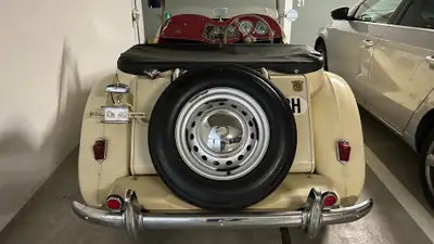 MG TD 1951 — Cabriolet anglais vintage, moins de 100 000 km, jaune éclatant — Seitenansicht