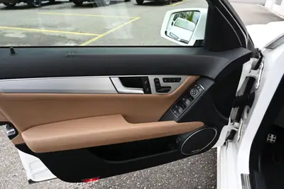 Mercedes-Benz C 350 Avantgarde — Break V6 sportif, équipement premium — Thumbnail 11
