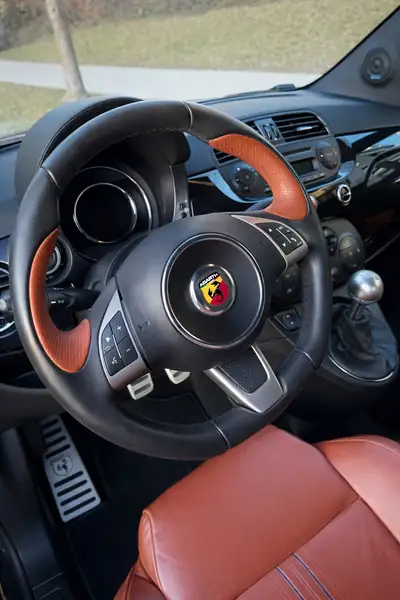 FIAT 595 Abarth Cabriolet — Le roadster italien turbo des amateurs de sensations — Innenraum