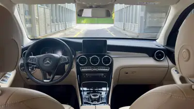 Mercedes-Benz GLC 220 d 4MATIC — SUV premium diesel, entretien récent — intérieur