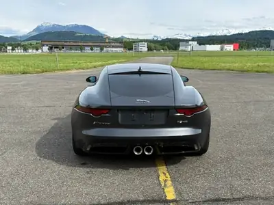 Jaguar F-TYPE R-Dynamic — Coupé sportif V6 compressé, 340 ch et toit panoramique — arrière