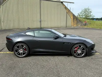 Jaguar F-TYPE R-Dynamic — Coupé sportif V6 compressé, 340 ch et toit panoramique — côté