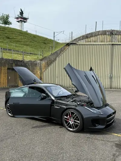 Jaguar F-TYPE R-Dynamic — Coupé sportif V6 compressé, 340 ch et toit panoramique — intérieur
