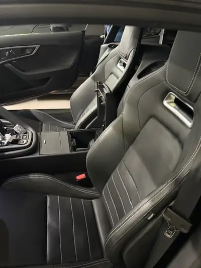 Jaguar F-TYPE R-Dynamic — Coupé sportif V6 compressé, 340 ch et toit panoramique — détail